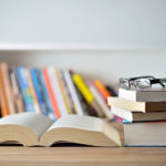 książki okulary, biblioteka