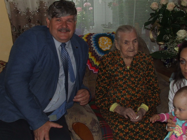 Wójt Janusz Budny z jubilatką